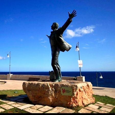 Polignano A Mare: Sulla Piazza Di Domenico Modugno Villa Bagian luar foto