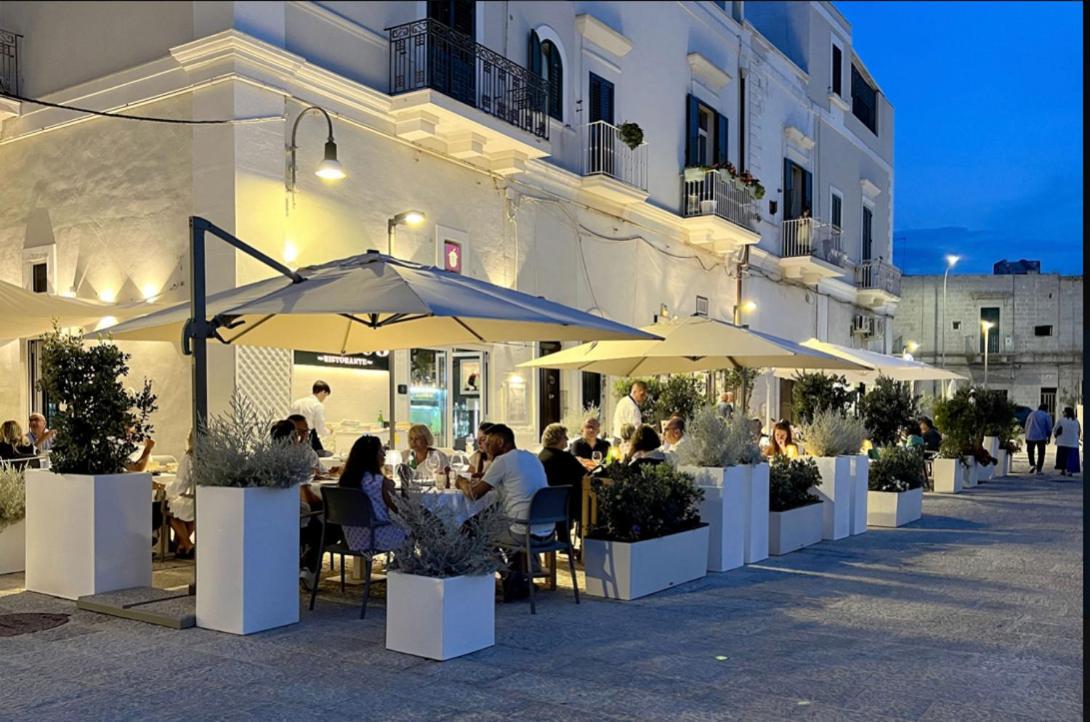 Polignano A Mare: Sulla Piazza Di Domenico Modugno Villa Bagian luar foto