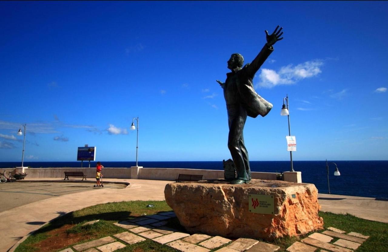 Polignano A Mare: Sulla Piazza Di Domenico Modugno Villa Bagian luar foto