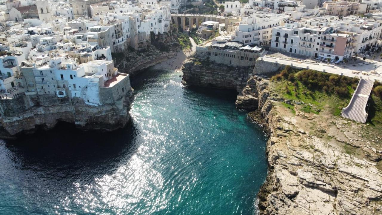 Polignano A Mare: Sulla Piazza Di Domenico Modugno Villa Bagian luar foto