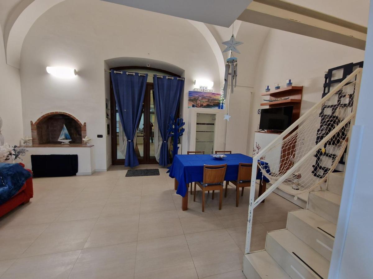Polignano A Mare: Sulla Piazza Di Domenico Modugno Villa Bagian luar foto