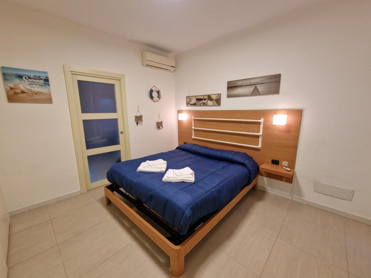 Polignano A Mare: Sulla Piazza Di Domenico Modugno Villa Bagian luar foto