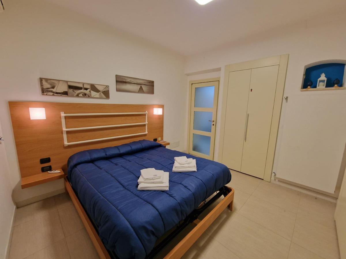 Polignano A Mare: Sulla Piazza Di Domenico Modugno Villa Bagian luar foto
