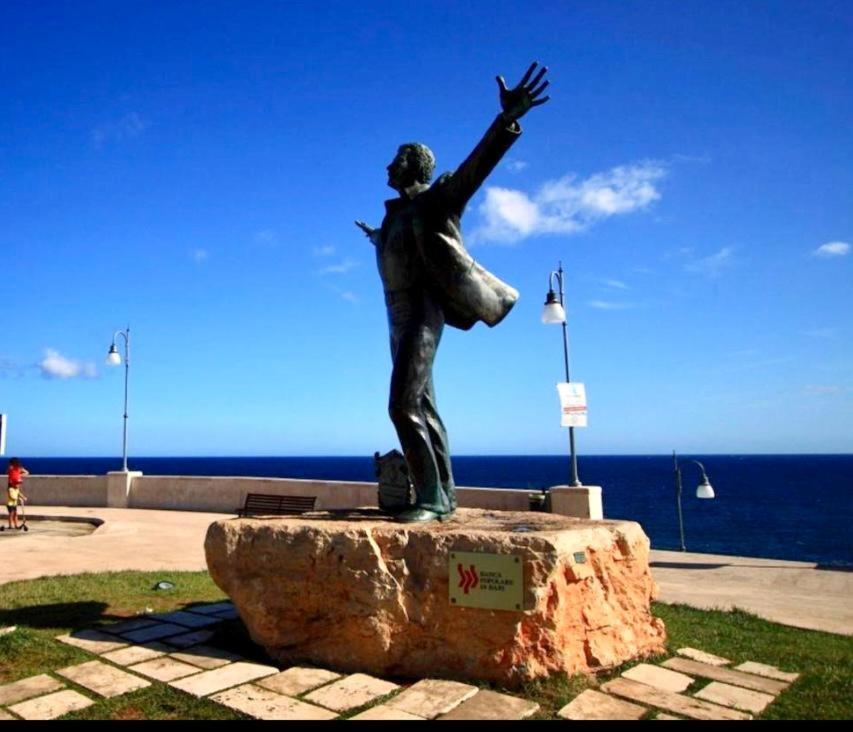 Polignano A Mare: Sulla Piazza Di Domenico Modugno Villa Bagian luar foto